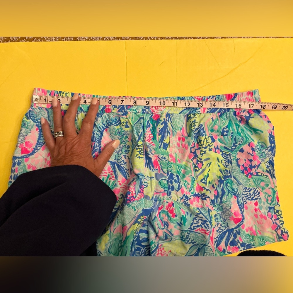 Lilly Pulitzer Luxletic Run Around Shorts sz XL Mermaid Cove - Picture 4 of 4